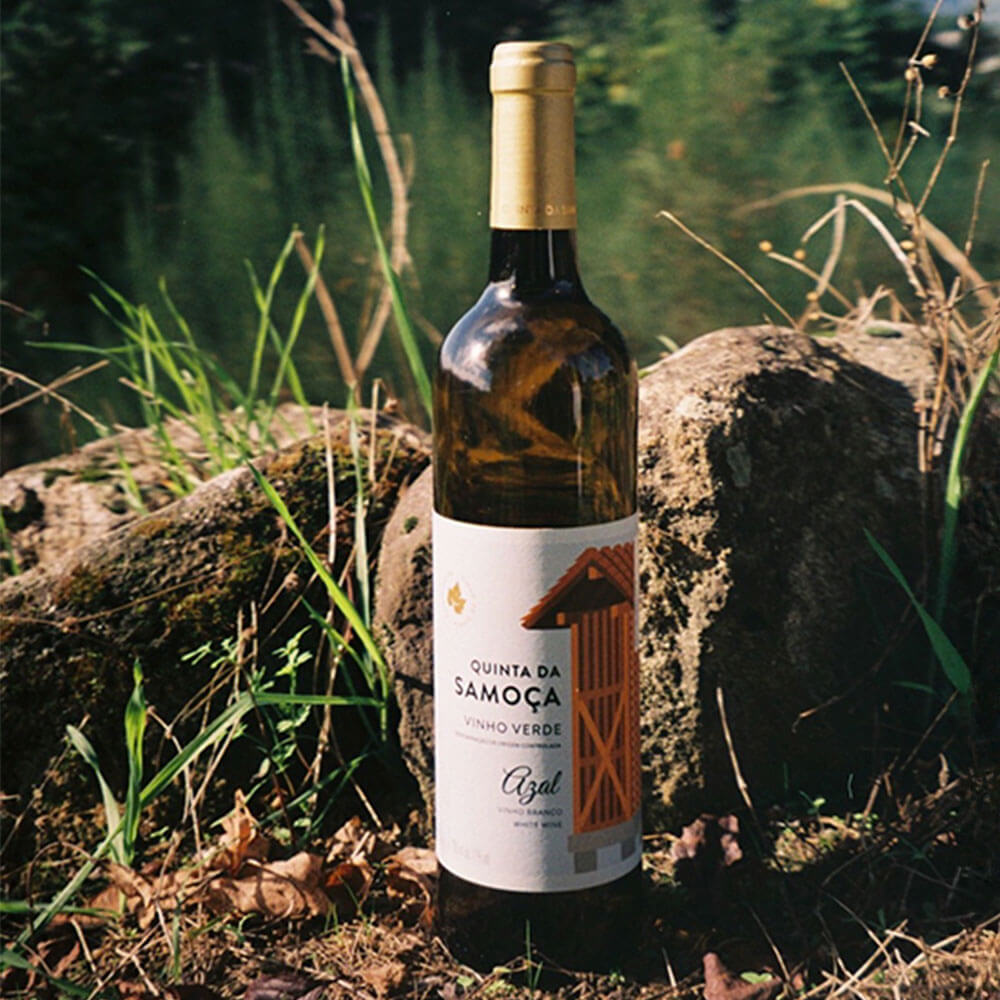 Vinho Verde Branco Quinta da Samoça Avesso, leve e fresco, com notas florais e acidez equilibrada, ideal para mariscos e pratos de peixe.