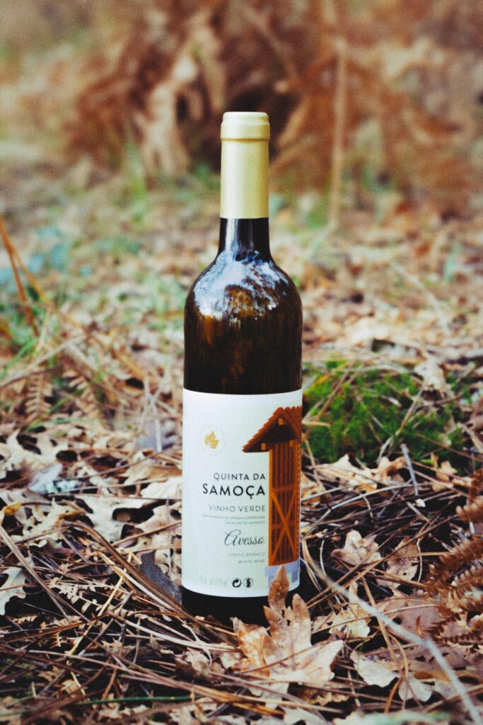 Vinho Verde Branco Quinta da Samoça Avesso, leve e fresco, com notas florais e acidez equilibrada, ideal para mariscos e pratos de peixe.
